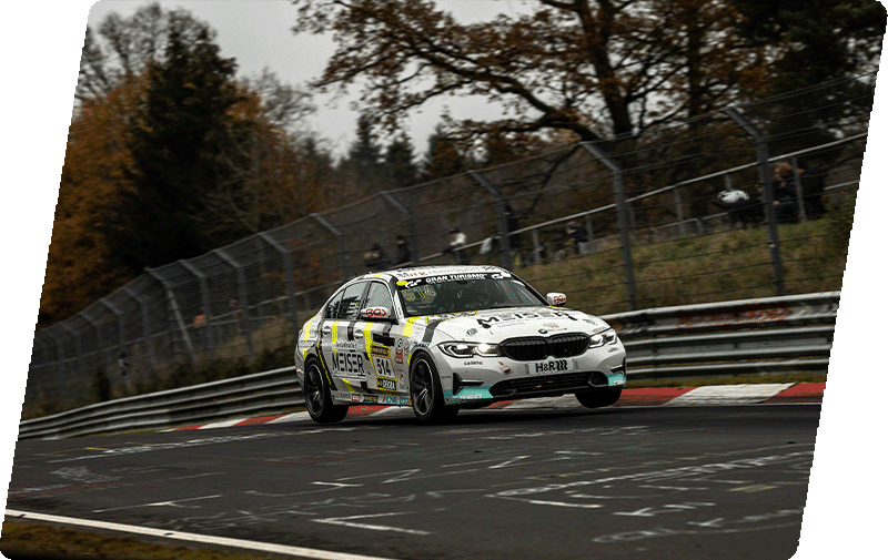 Ein Testfahrzeug wird zwecks Produkttest auf der Nürburgring-Nordschleife gefahren.
